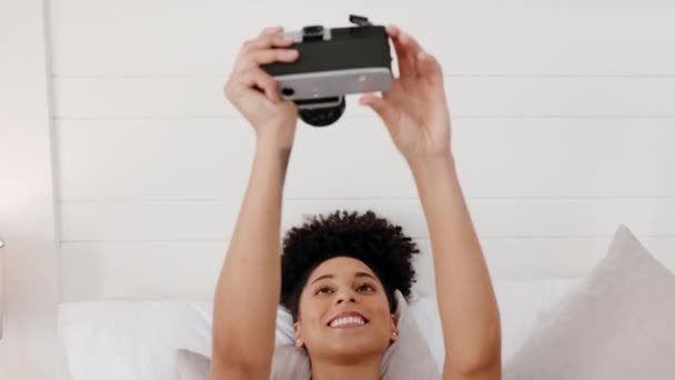 Camera Pouting Woman Photo Bed House Relax Film Morning Young — Stock Video