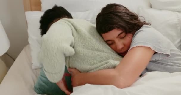 Kavga Özür Yatakta Yatarken Ortağına Sarılan Yapışkan Kız Arkadaşından Özür — Stok video