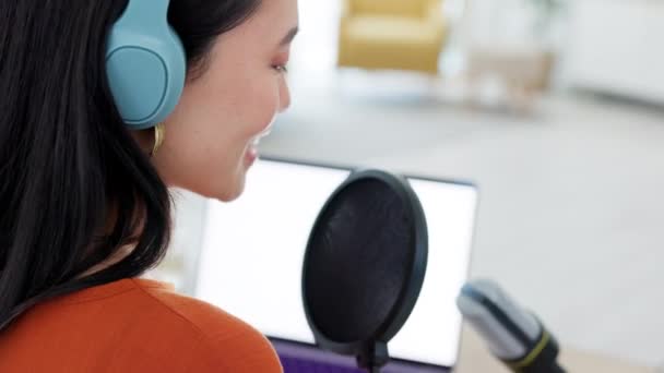 Podcast Transmisja Transmisja Żywo Kobietą Korzystającą Mikrofonu Podczas Nagrywania Talk — Wideo stockowe