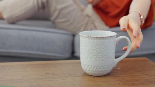 Кофе Рука Женщина Отдыхают Диване Гостиной Довольствуясь Счастливы Пьют Кофе — стоковое видео
