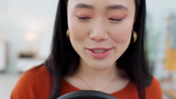 Femme Asiatique Microphone Podcast Influenceur Présentateur Parlant Public Ligne Hôte — Video
