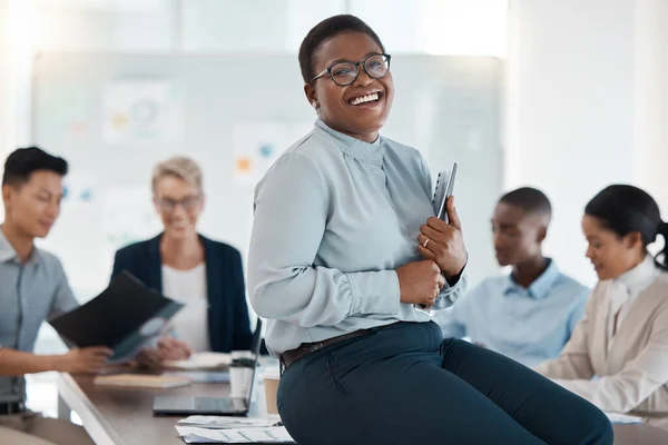 首席执行官和经理对营销和广告办公室的团队发展 规划和领导感到满意 在与培训工作组的商务会议上 一个黑人妇女面带微笑的形象 — 图库照片