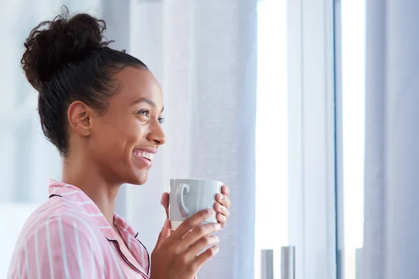 Sabahları Sıcak Kahve Gülümseme Birlikte Gider Çekici Bir Genç Kadın — Stok fotoğraf