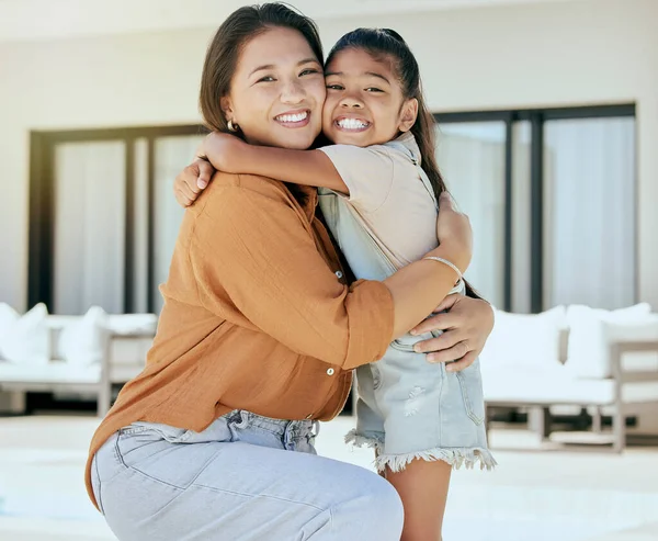 Anne Kız Kucaklaşması Sevgi Gülümseme Aile Portresinde Evde Birbirlerine Bağlanıyorlar — Stok fotoğraf