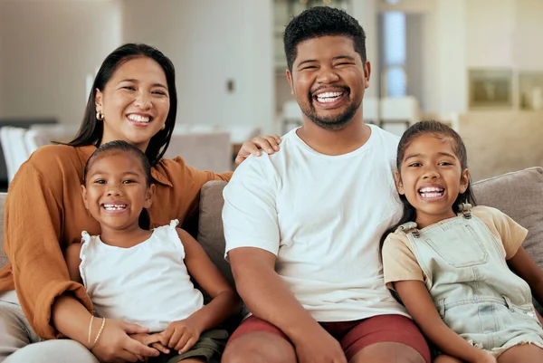 Familia Padres Con Hijos Juntos Hogar Familiar Sonrisa Retrato Unión — Foto de Stock