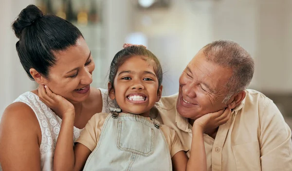 Kind Grootouders Liefde Voor Familie Met Een Glimlach Ondersteuning Zorg — Stockfoto