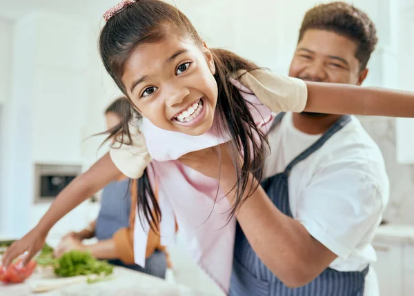 Famiglia Cucina Cucina Insieme Sorriso Ritratto Padre Sollevare Bambino Apprendimento — Foto Stock