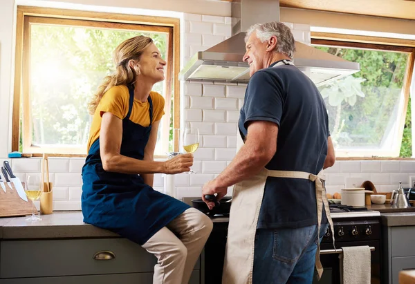Senior Couple Cooking Wine While Talking Making Food Happy Conversation — Stock Photo, Image