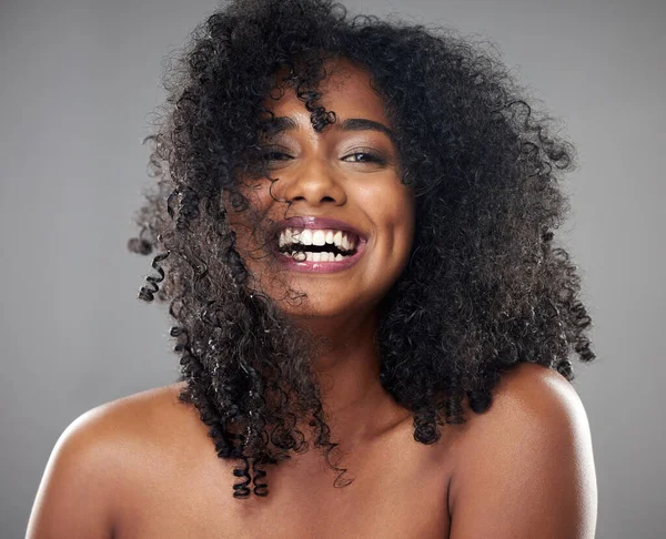 Yüz Saç Bakımı Gri Stüdyo Geçmişindeki Siyah Kadının Güzel Gülüşü — Stok fotoğraf