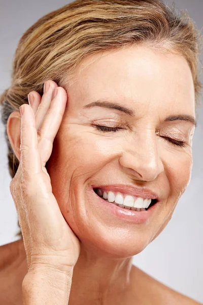 Skincare Perawatan Diri Dan Kecantikan Wanita Senior Dengan Rutinitas Spa — Stok Foto