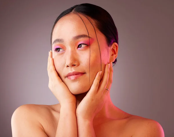 美和化妆与模特亚洲女人在工作室灰色背景 以促进化妆品 年轻女子在美容美发后触摸皮肤时的健康 奢华和眼影 — 图库照片