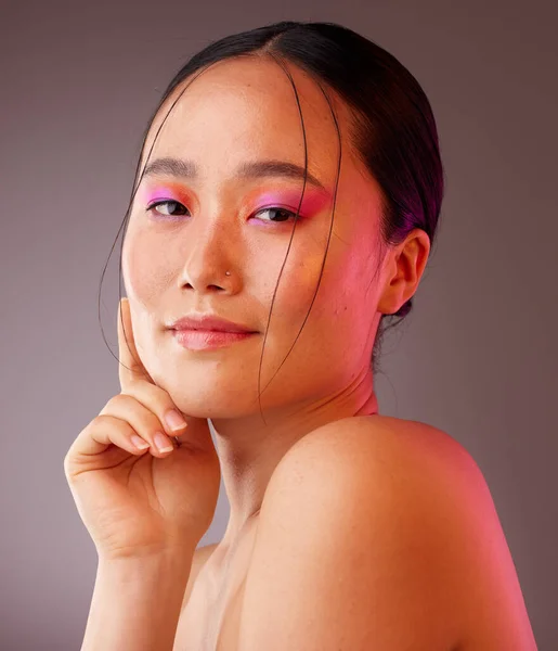Mutlu Kadın Kozmetik Makyaj Doğal Cilt Bakımı Asyalı Genç Bir — Stok fotoğraf