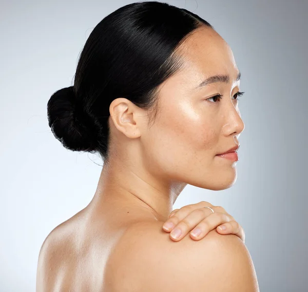 Arc Szépség Bőrápolás Egy Modell Ázsiai Nővel Stúdióban Szürke Háttérrel — Stock Fotó