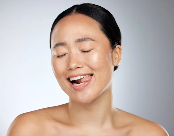 Mulher Rosto Língua Para Fora Beleza Skincare Brilho Maquiagem Natural — Fotografia de Stock
