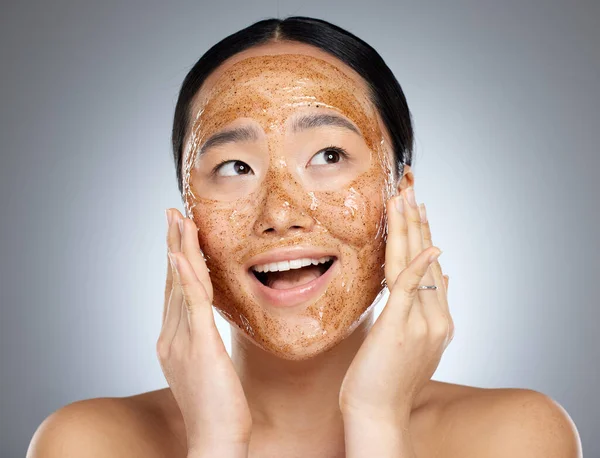 Skincare Exfoliate Dan Perempuan Asia Masker Wajah Untuk Kesehatan Kulit — Stok Foto