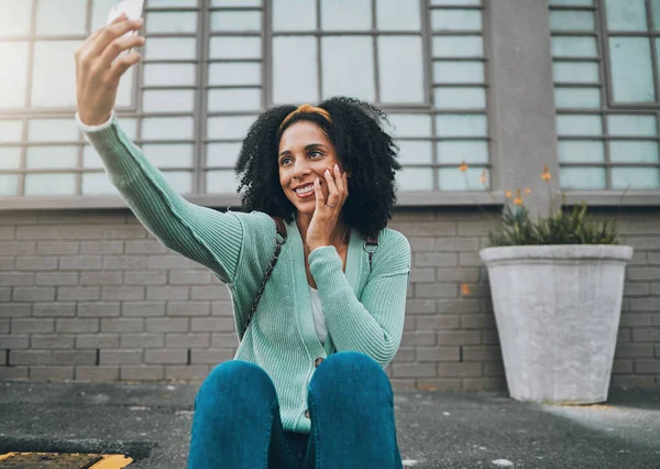 Telefono Felice Donna Scattare Selfie Marciapiede Della Strada All Aperto — Foto Stock