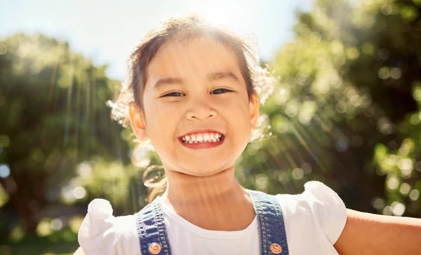 公園の笑顔でアジアの子供の夏 太陽の光と肖像画 自然を楽しんでいます 若い女の子は 週末に屋外で楽しみ 休日や晴れた日の冒険を持っています — ストック写真