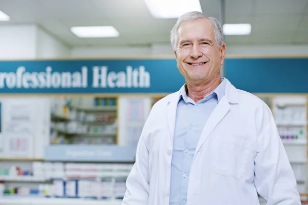 Decades Exceptional Service Your Best Choice Portrait Senior Male Pharmacist — Stock Photo, Image