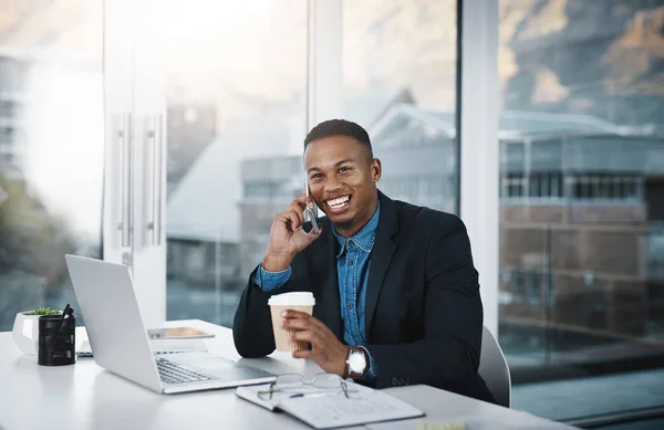 Sadık Müşterilerinden Birkaçını Arıyor Ofiste Çalışırken Cep Telefonuyla Konuşan Yakışıklı — Stok fotoğraf