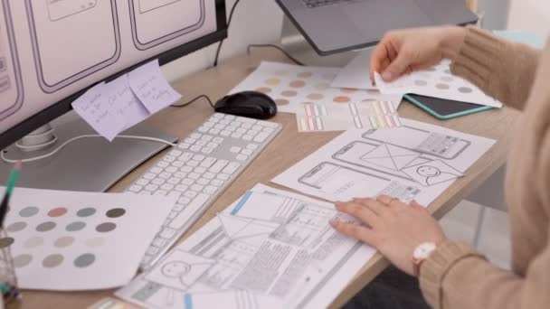 Design Mobil App Och Kvinna Händer Planering Användarskärm För Mjukvaruutveckling — Stockvideo