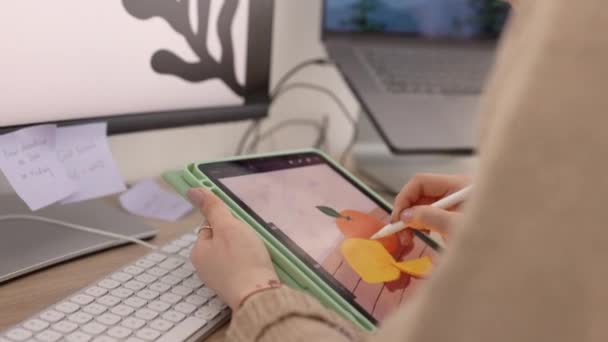 Tablet Επεξεργασία Και Σχεδιασμό Χέρια Μιας Γυναίκας Χρησιμοποιώντας Ένα Γραφίδα — Αρχείο Βίντεο