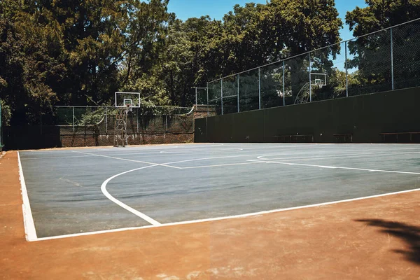 スポーツ バスケットボールコートや自然 屋外公園や若者のためのスペースは 夏に運動 ワークアウトや遊びます バスケットボール フィットネス 木の遊び場 ゲームをプレイする動機 — ストック写真