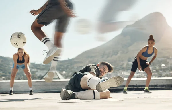 运动和处理与男子球员滑动对手在比赛或比赛期间在城市屋顶室外 健身和运动与足球运动员滑动钉比赛 — 图库照片