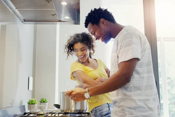 Está Ficar Quente Aqui Jovem Casal Cozinhar Juntos Cozinha Casa — Fotografia de Stock
