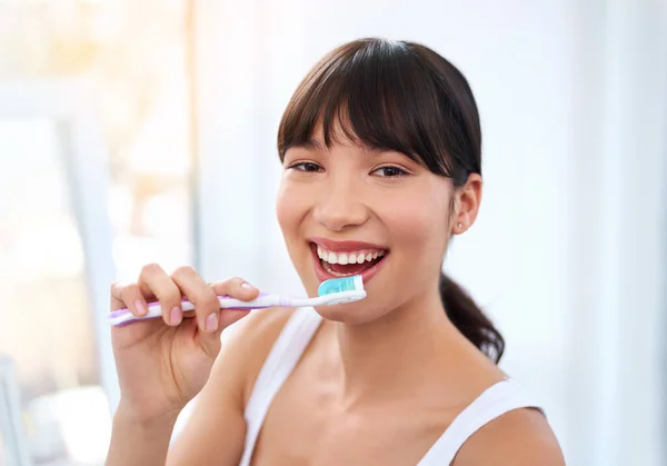 Cleaning Those Teeth Portrait Cheerful Attractive Young Woman Brushing Her — Stock Photo, Image