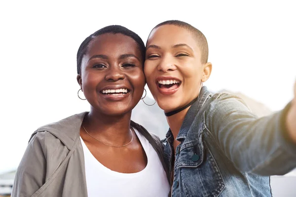 Yin Para Meu Yang Retrato Duas Jovens Mulheres Sorrindo Posando — Fotografia de Stock