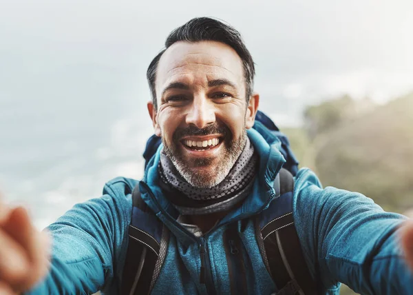 幸せであることは決して様式から出て行かない 山の中で自撮りした中年男性の肖像画 — ストック写真