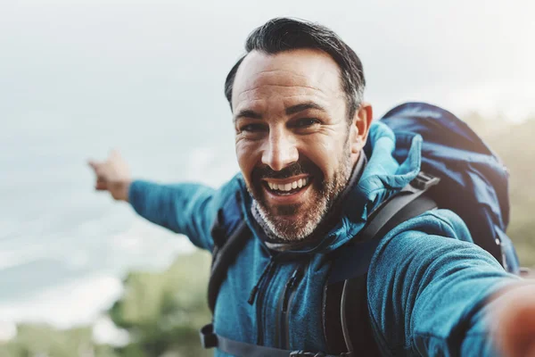 最高の笑顔は常に幸福の代わりに出てくる 山の中で自撮りした中年男性の肖像画 — ストック写真