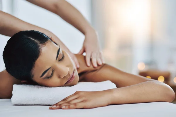 Axlarna Bara Del Allt Avslappnad Glad Ung Kvinna Att Massage — Stockfoto