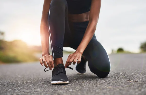 Dünyayı Yönetmeye Hazırlanıyorum Spor Ayakkabı Bağcıklarını Dışarıda Egzersiz Yaparken Bağlayan — Stok fotoğraf