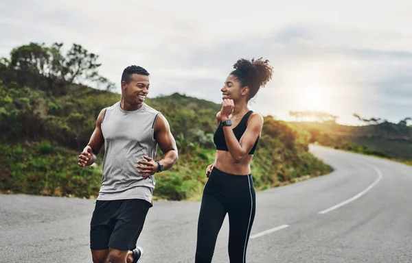 通过健康的习惯来提升你的幸福感 一对年轻的运动型夫妇一起在户外锻炼 — 图库照片