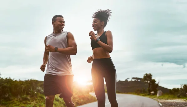 锻炼能对你的情绪产生积极的影响 一对年轻的运动型夫妇一起在户外锻炼 — 图库照片