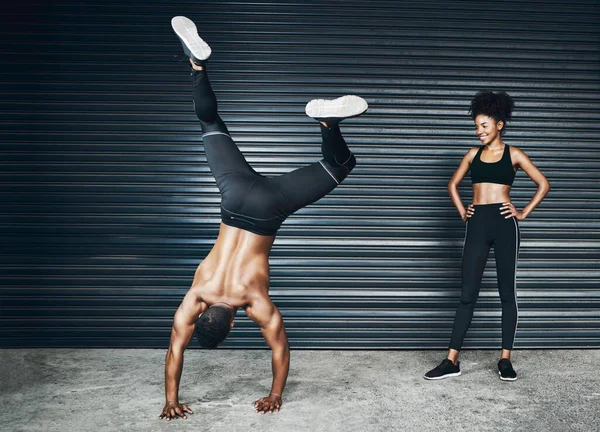 Fit Flexible Amusant Jeune Couple Sportif Faisant Exercice Sur Fond — Photo