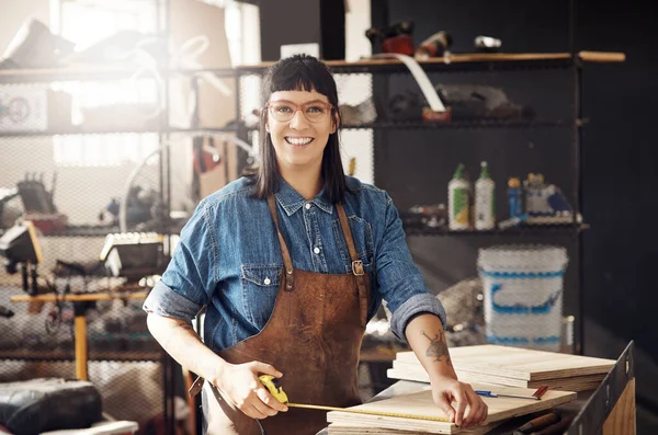 작업실 규칙들 창의적 작업장에서 일하는 매력적 여자의 사진이 — 스톡 사진
