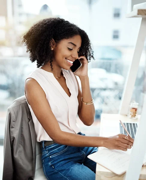 Olur Tabii Numarası Çekici Genç Bir Kadınının Ofisinde Çalışırken Telefon — Stok fotoğraf