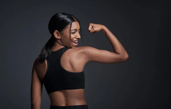 Actitud Todo Retrato Estudio Una Joven Deportista Flexionando Bíceps Con — Foto de Stock