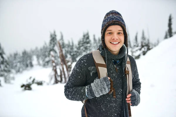 不管天气如何 我都喜欢旅行 一个英俊的年轻人在雪地里度过了一天 — 图库照片