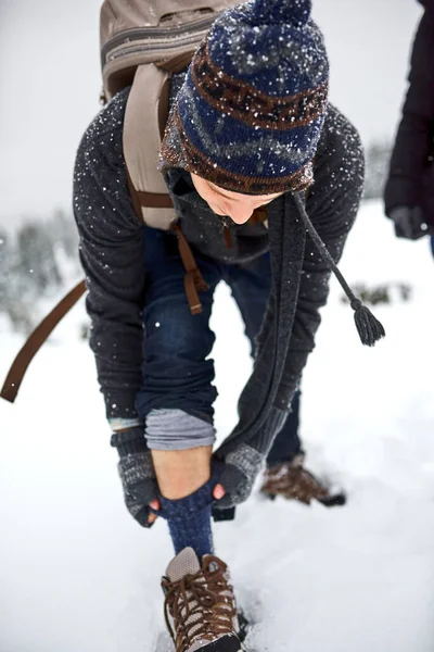Ich Bin Warm Wie Möglich Ein Junger Mann Zieht Schnee — Stockfoto