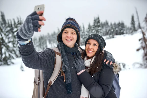 Wir Machen Gerne Selfies Ein Mann Macht Ein Selfie Mit — Stockfoto