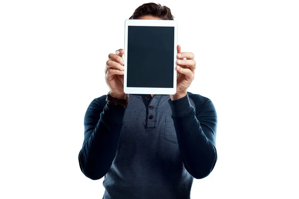 Zdjęcia Młodego Człowieka Trzymającego Cyfrowy Tablet Pustym Ekranem Białym Tle — Zdjęcie stockowe