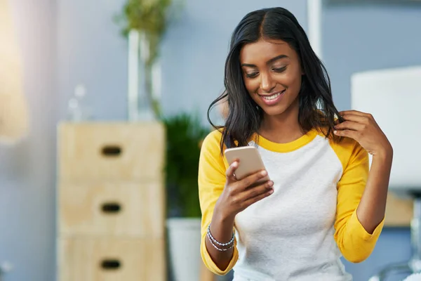 Studering Pause Teksting Mellomtiden Ung Kvinnelig Student Som Bruker Mobiltelefon – stockfoto