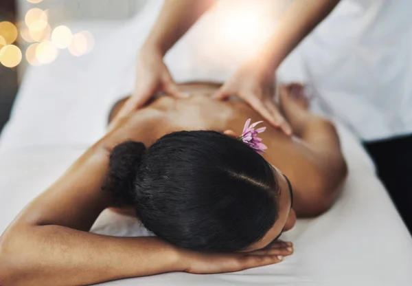 Plötsligt Var Hennes Stress Borta Attraktiv Ung Kvinna Att Massage — Stockfoto
