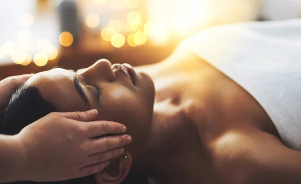 Menos Pressão Mais Prazer Uma Jovem Atraente Recebendo Uma Massagem — Fotografia de Stock