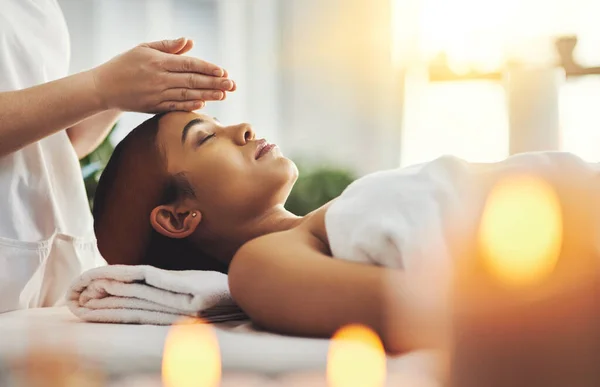 Massera Bort Dagens Påfrestningar Attraktiv Ung Kvinna Att Massage Ett — Stockfoto