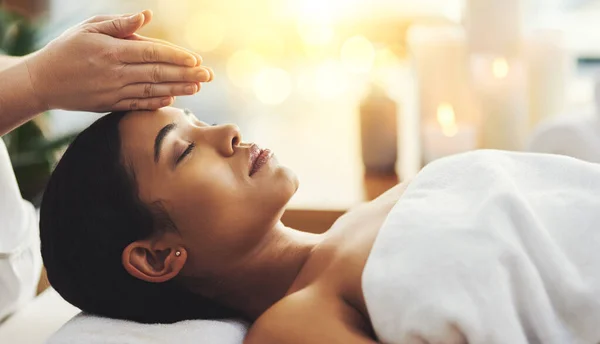 Massage Kalmeert Het Lichaam Kalmeert Geest Een Aantrekkelijke Jonge Vrouw — Stockfoto