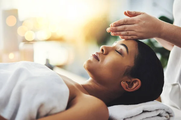 Massage Een Traktatie Voor Alle Zintuigen Een Aantrekkelijke Jonge Vrouw — Stockfoto